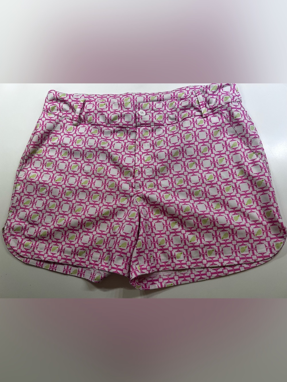 TURTLES & TEES LADIES GOLF SHORTS PINK AND GREEN GEOMETRIC PATTERN. SIZE 14-16